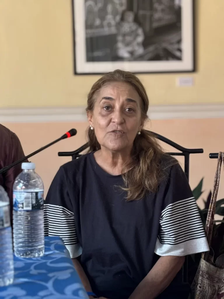 Monica Carvalho na mesa redonda Raíces que persistem