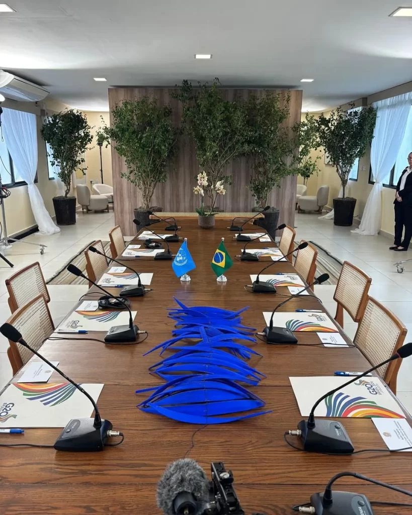 Sala de reunião presidencial do G20 Rio Summit em 2024 com obra Tira de Côco Azul exposta sobre a mesa.