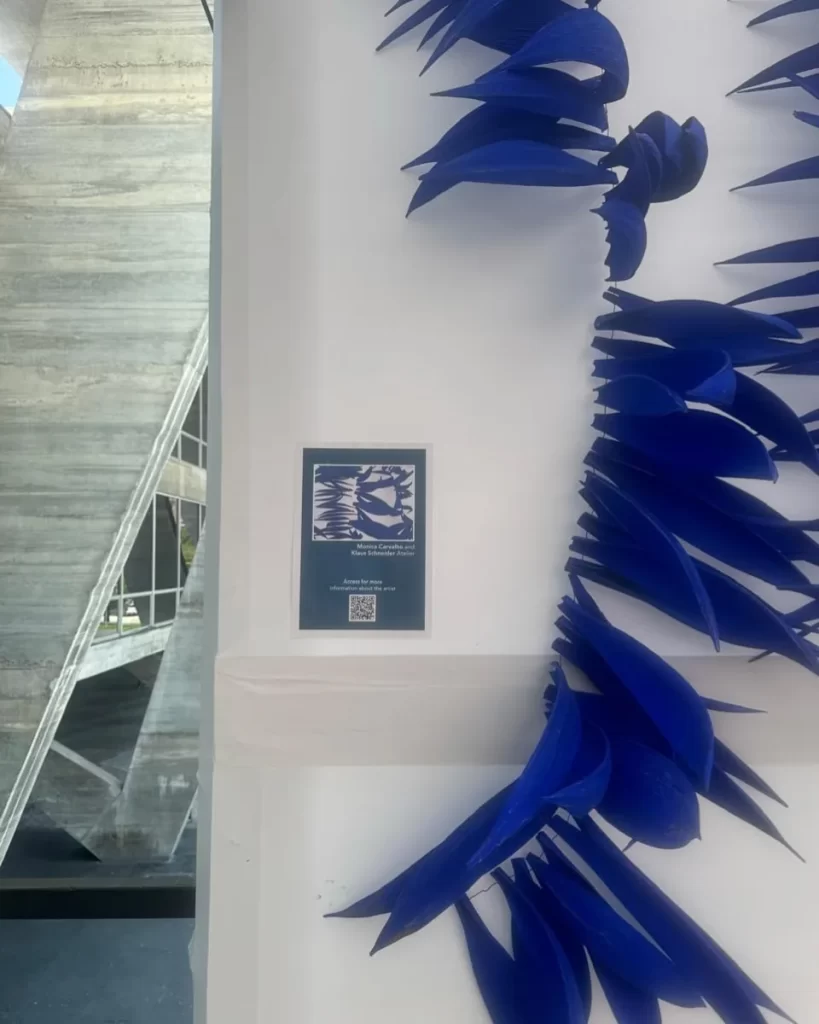 Detalhe de quadro na parede com indicativo da a obra de tiras de Côco Azul aplicadas no G20 Brasil Rio Summit 2024